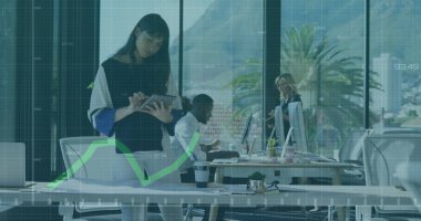 Çift ırklı bir kadın modern bir ofiste tablet bir bilgisayar üzerinde çalışıyor. Küresel işletme finans bağlantıları ve teknoloji konsepti dijital olarak oluşturulmuş görüntü.