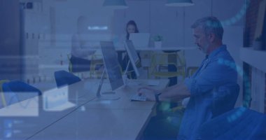 Ofiste bilgisayar kullanan beyaz bir adama karşı borsa veri işleme görüntüsü. Küresel ekonomi ve iş teknolojisi kavramı