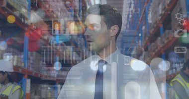 Nakliye merkezinde tablet kullanan bir depo çalışanının veri işleme görüntüsü. küresel sevkiyat, dağıtım ve çevrimiçi alışveriş konsepti dijital olarak oluşturuldu.