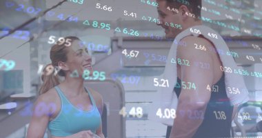 Spor salonunda egzersiz yapan beyaz bir çiftin veri işleme görüntüsü. Küresel spor ve dijital arayüz kavramı dijital olarak oluşturulmuş görüntü.