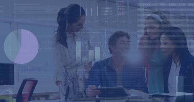 İstatistiksel veri işleme görüntüsü ofiste tartışan bir grup meslektaşa karşı. Bilgisayar arayüzü ve iş veri teknolojisi kavramı