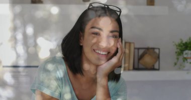 Çift ırklı kadın portresi üzerinde ışık lekeleri. Yaşam tarzı, moda ve ışık konsepti dijital olarak oluşturulmuş görüntü.