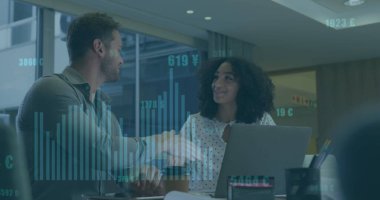 Bilgisayarda çalışan mutlu bir Kafkasyalı 'nın abonelik resmi. Küresel iş bağlantıları ve dijital arayüz konseptini dijital olarak oluşturur.