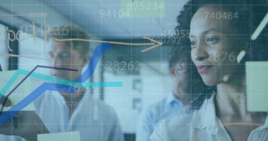 Ofisteki çeşitli iş adamlarının mavi çizgiler ve veri işleme görüntüsü. Küresel iş, finans, hesaplama ve veri işleme kavramı dijital olarak oluşturulmuş görüntü.