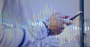 Akıllı telefon kullanarak iş adamının diyagramlarının görüntüsü. Küresel iş, teknoloji ve dijital arayüz kavramı dijital olarak oluşturulmuş görüntü.
