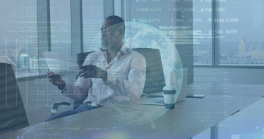 Afro-Amerikan iş adamının elinde tuttuğu belgenin mali veri işleme görüntüsü. küresel iş, finans ve dijital arayüz kavramı dijital olarak oluşturulmuş görüntü.