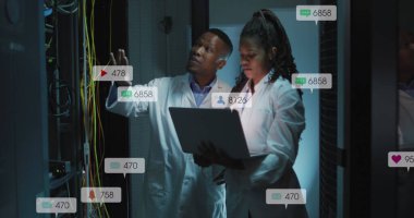 Bilgisayarda sunucu odasında çeşitli mühendislerin tartıştığı bildiri çubuklarının resmi. Dijital bileşik, çoklu pozlama, sosyal medya, takım çalışması, veri merkezi, ağ oluşturma, teknoloji kavramı.