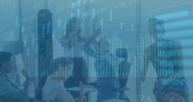İş adamlarının ofiste beşlik çakması üzerine finansal veri işleme resmi. Küresel hesaplama, finans, iş ve veri işleme kavramı dijital olarak oluşturulmuş görüntü.