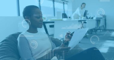 Afro-Amerikan bir kadının ofisteki akıllı telefonuyla ilgili veri işleme görüntüsü. Bilgisayar arayüzü ve iş veri teknolojisi kavramı