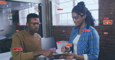 Sosyal medya simgeleri, farklı iş adamlarının üzerinde metinler. Küresel iş, sosyal medya ve dijital arayüz kavramı dijital olarak oluşturulmuş görüntü.