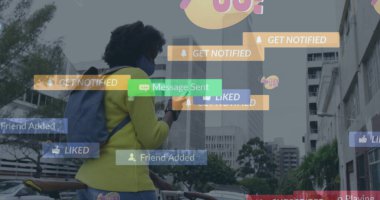 Akıllı telefon kullanan Afro-Amerikan kadın üzerinden renkli sosyal medya tebligatları. Dijital bileşik, covid, sosyal ağ medyası, afro saç, internet, teknoloji ve şehir konsepti.