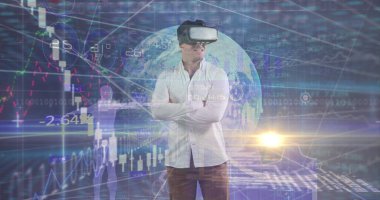 VR kulaklık takan bir iş adamının görüntüsü. Küresel bilim teknolojisi ve veri işleme kavramı dijital olarak oluşturulmuş görüntü.