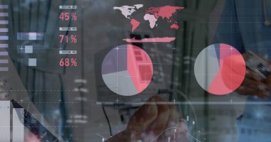 Sağlık çalışanının orta bölümündeki veri işleme görüntüsü hastanın tansiyonunu ölçüyor. Tıbbi sağlık ve teknoloji konsepti