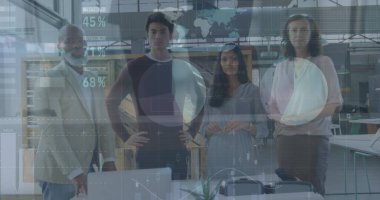 Ofisteki iş adamları üzerinde finansal veri işleme resmi. Küresel iş, finans, hesaplama, bağlantılar ve veri işleme kavramı dijital olarak oluşturuldu.