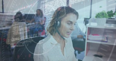 İstatistiksel veri işleme görüntüsü. Beyaz bir kadının ofiste telefon kulaklığıyla konuşması. İş verileri ve analitik teknoloji kavramı