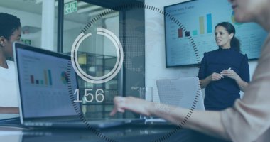 Ofisteki çeşitli iş adamlarının veri işleme görüntüsü. Küresel iş ve dijital arayüz kavramı dijital olarak oluşturulmuş görüntü.