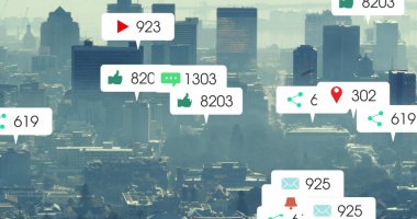 Şehir manzarasına karşı sosyal medya simgeleri görüntüsü. Sosyal medya ağı ve iş teknolojisi kavramı