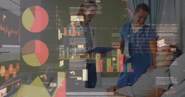 Kafkas kadın doktor ve hasta ile erkek hemşire arasındaki veri işleme görüntüsü. Küresel tıp ve dijital arayüz kavramı dijital olarak oluşturulmuş görüntü.