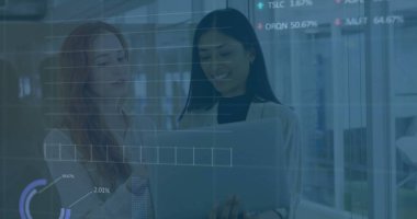 Ofiste iş tartışması yapan çeşitli meslektaşların mali veri işleme görüntüsü. Küresel iş, finans, hesaplama ve dijital arayüz kavramı dijital olarak oluşturuldu.