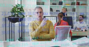 Ofisteki çeşitli iş adamlarının veri işleme görüntüsü. Küresel iş, finans ve dijital arayüz kavramı dijital olarak oluşturulmuş görüntü.