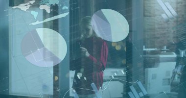 Ofiste akıllı telefon kullanan beyaz iş kadınının mali verileri ve grafikleri. ticari, finans, ekonomi ve teknoloji konsepti dijital olarak oluşturulmuş imaj.