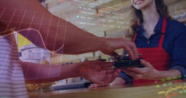 Müşteri faturalarını ödemek için NFC teknolojisini kullanıyor. Görüntü, borsa görüntüsünü kırmızı, mavi, mor ve yeşil borsa işaretleri ve grafikleriyle gösteriyor. Borsada fiyat yükseliyor ve düşüyor.. 