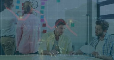 İş adamları birbirleriyle etkileşime geçiyor ve ofisteki bir tahtadaki yapışkan notlara bakıyorlar. Küresel bağlantılar iş dünyası dijital arayüz teknolojisi ve dijital olarak oluşturulan ağ konsepti.