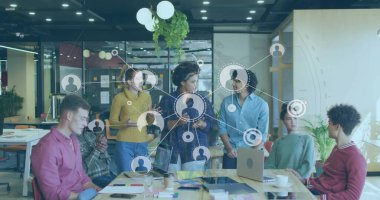 Ofiste çalışan çeşitli iş adamlarının veri işleme ağı görüntüsü. Küresel iş, finans, hesaplama ve veri işleme kavramı dijital olarak oluşturulmuş görüntü.