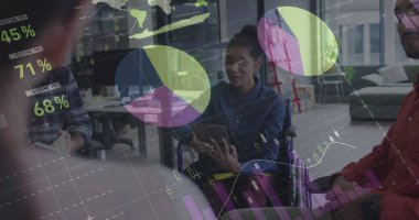 Çeşitli iş adamları üzerinde finansal veri işleme görüntüsü. global business, finans, data işleme ve dijital arayüz kavramı dijital olarak oluşturuldu.