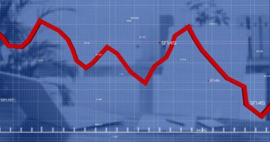Düşen grafiğin görüntüsü, boş sandalye ve dizüstü bilgisayara karşı şebeke üzerinde numaraların değişmesi. Dijital bileşik, çoklu pozlama, rapor, iş, azaltma, ofis ve teknoloji kavramı.