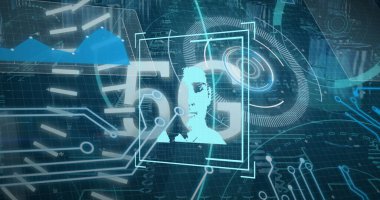 Karanlık arkaplanı tarayan dijital arayüzün görüntüsü. Küresel bilim, bağlantılar, veri işleme ve dijital arayüz kavramı dijital olarak oluşturuldu.