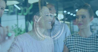 Ağ üzerinden tarama ve ağ bağlantılarının görüntüsü. küresel bağlantılar veri işleme ve dijital arayüz konsepti dijital olarak oluşturulmuş resim.