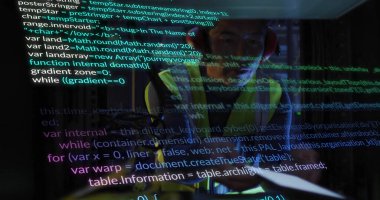 Bilgisayar sunucuları tarafından Asyalı bir erkeğin dijital veri işleme görüntüsü. Dijital olarak oluşturulmuş küresel bağlantılar, hesaplama ve veri işleme kavramı.