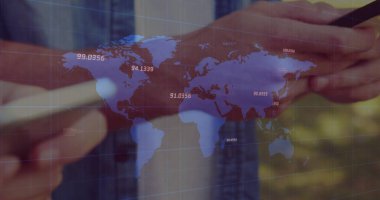 Dünya haritasında akıllı telefonlar kullanan orta kesimdekilere karşı birden fazla numara var. Küresel ağ ve iş teknolojisi kavramı