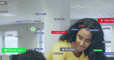 Sosyal medya simgeleri, farklı iş adamlarının üzerinde metinler. Küresel iş, sosyal medya ve dijital arayüz kavramı dijital olarak oluşturulmuş görüntü.