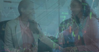 Ofiste tartışan iki farklı iş kadınının mali veri işleme görüntüsü. Küresel finans ve iş veri teknolojisi kavramı