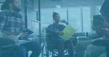 Muhtelif meslektaşların ofiste toplanmasıyla ilgili finansal veri işleme resmi. İş, finans, takım çalışması ve dijital görüntü arayüzü kavramı.