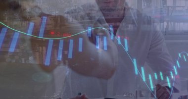 İş adamları üzerinde dijital arayüz ve finansal veri işleme görüntüsü. küresel bağlantılar, iş dünyası, dijital arayüz, teknoloji ve ağ konsepti dijital olarak oluşturulmuş görüntü.