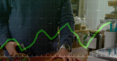 Cep telefonunda NFC teknolojisini kullanarak kesilen ellerin üzerindeki grafikler ve numaralar. Dijital bileşik, çoklu pozlama, rapor, finans, bankacılık, bakkal, büyüme ve teknoloji kavramı.