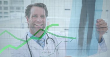 Röntgen raporunu inceleyen beyaz erkek doktor üzerindeki grafikler ve artan rakamlar. Dijital bileşik, çoklu pozlama, rapor, finans, iş, tıbbi ve sağlık konsepti.