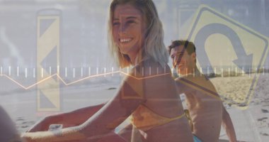 Kumsaldaki bir çiftin yol işaretleri ve finansal veri işleme görüntüleri. Küresel bayram, işletme, finans, hesaplama, bağlantılar ve veri işleme kavramı dijital olarak oluşturuldu.