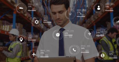 Depoda dijital tablet kullanan beyaz erkek yöneticiye karşı veri işleme görüntüsü. Gelecekteki tedarik zinciri ve lojistik ağ işi kavramı