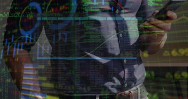 Akıllı telefon kullanan bir adamın orta kesimine karşı mali veri işleme. Küresel finans ve iş teknolojisi kavramı