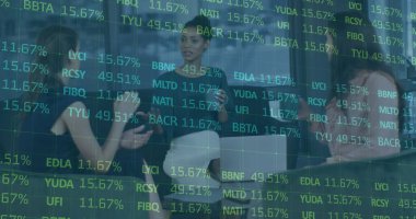 İş adamları üzerinden finansal veri işleme görüntüsü. Küresel iş, finans, veri işleme ve hesaplama kavramı dijital olarak oluşturulmuş görüntü.