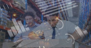 Nakliye merkezindeki depo çalışanı kutusunun üzerindeki veri işleme resmi. küresel sevkiyat, dağıtım ve çevrimiçi alışveriş konsepti dijital olarak oluşturuldu.