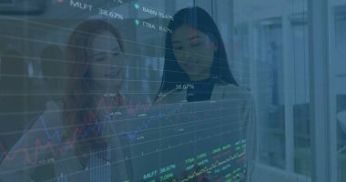 Ofiste iş tartışması yapan çeşitli meslektaşların mali veri işleme görüntüsü. Küresel iş, finans, hesaplama ve dijital arayüz kavramı dijital olarak oluşturuldu.