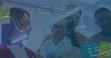 Borsa veri işleme görüntüsü notlar üzerinde tartışan çeşitli meslektaşlar üzerinde. Küresel ekonomi ve iş teknolojisi kavramı