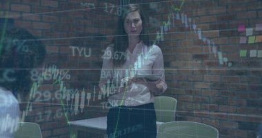 Grafikler, numaralar, dijital tabletle iş arkadaşlarına sunum yapan beyaz kadın. Dijital bileşik, çoklu pozlama, rapor, iş, iletişim ve teknoloji kavramı.