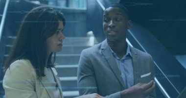 Ofisteki çeşitli iş adamlarının veri işleme görüntüsü. Küresel iş ve dijital arayüz kavramı dijital olarak oluşturulmuş görüntü.