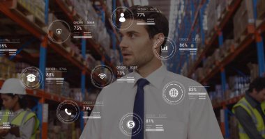 Depoda dijital tablet kullanan beyaz erkek yöneticiye karşı veri işleme görüntüsü. Gelecekteki tedarik zinciri ve lojistik ağ işi kavramı